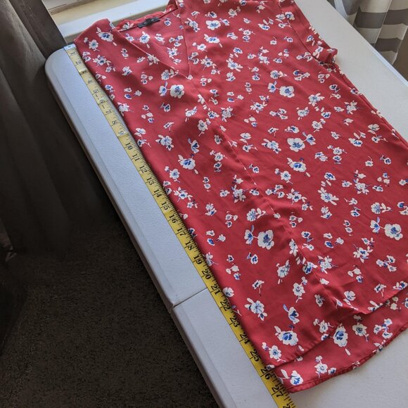 Pleione red and blue floral print blouse with cap sleeves, wrinkle-free, v-neck - Picture 5 of 9